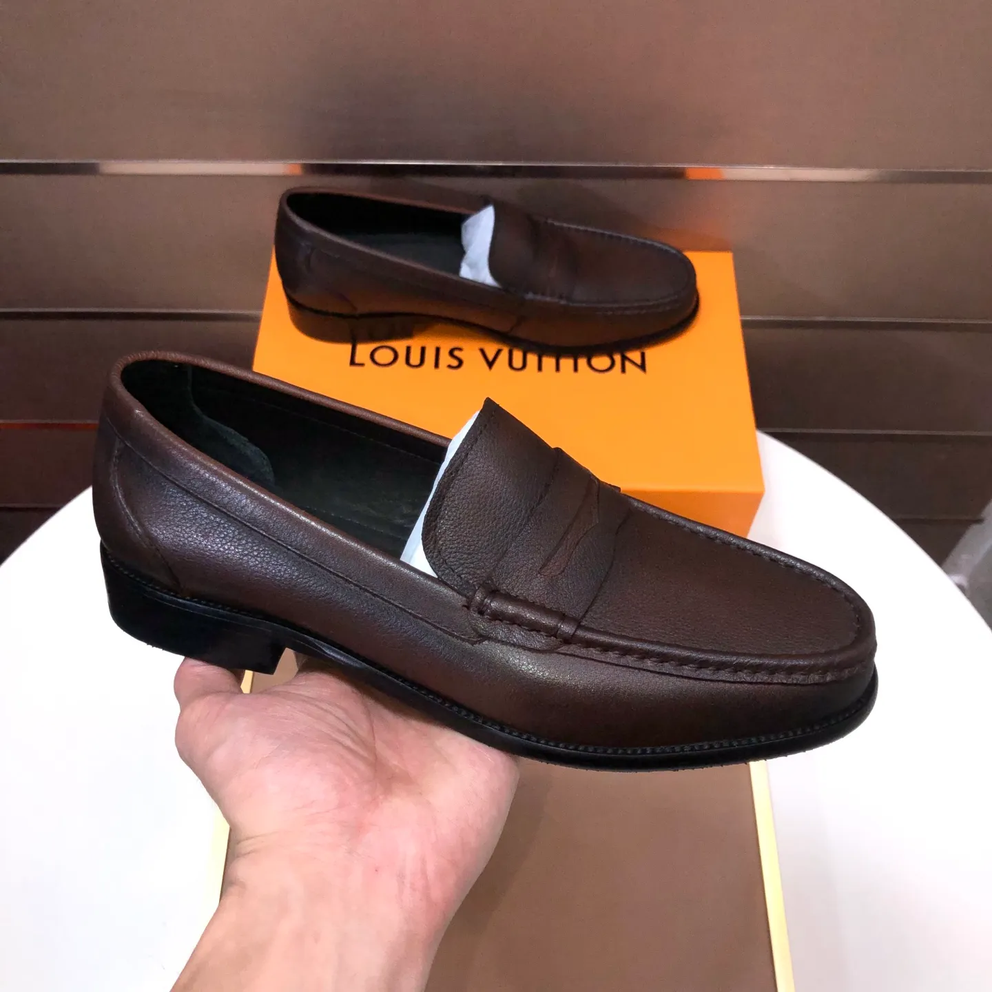 Men's men's shoes💰540💰[LV] (original single cowhide lining)🍀LV's latest genuine leather business suit shoes are available on the official website at the same time. The first-layer cowhide imported from Italy is made of heavy gold, and the official website has a 1:1 rubber outsole. Versatile to wear, high-end without losing class, and the color combination is extraordinary. This four-season style is alluring when worn on your feet, showing off your big-name flair. Standard code 38-45 (45 customized)